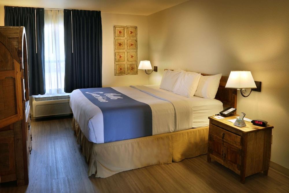 Days Inn & Suites by Wyndham Llano photo 25