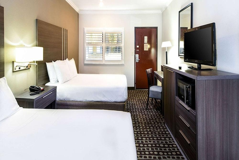 Travelodge by Wyndham Commerce Los Angeles Area photo 9