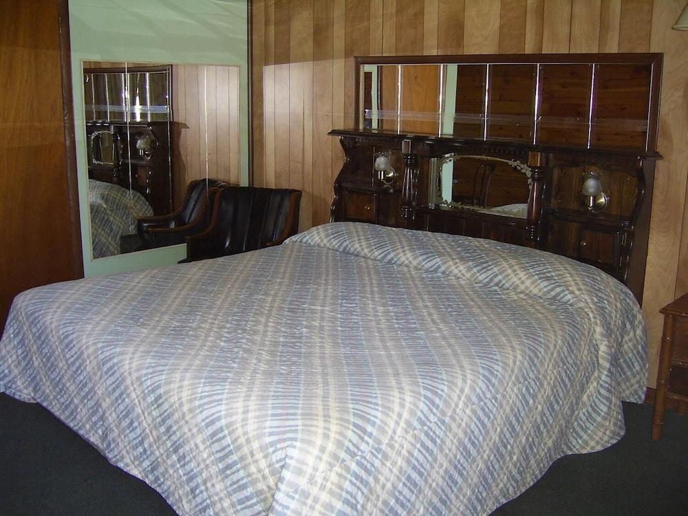 Cedar Grove Motel photo 17