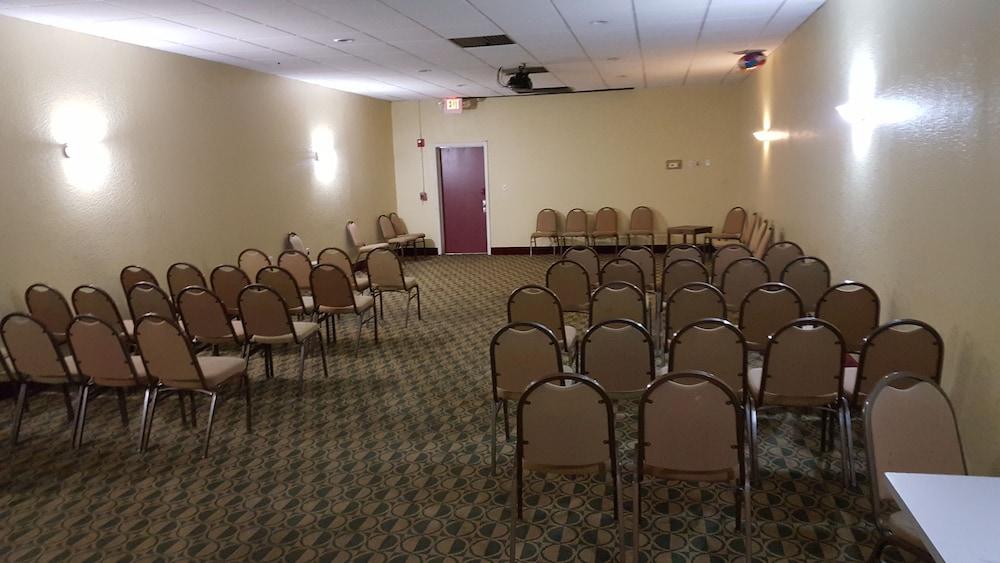 Econo Lodge Tampa near Busch Gardens photo 62