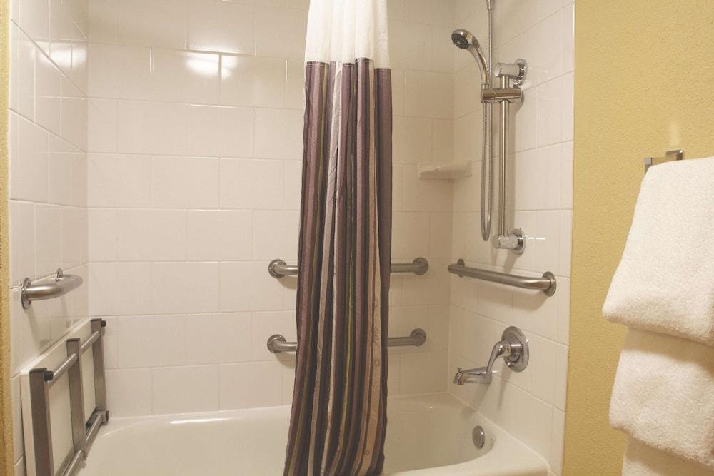 La Quinta Inn & Suites by Wyndham Deerfield Beach I-95 photo 11