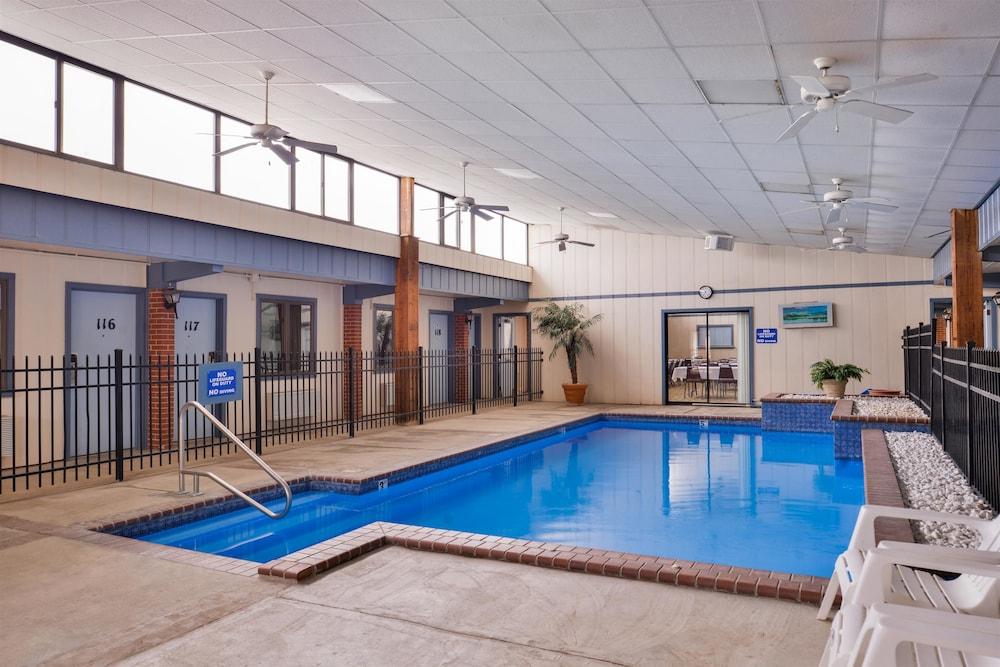 Americas Best Value Inn Ellsworth photo 11