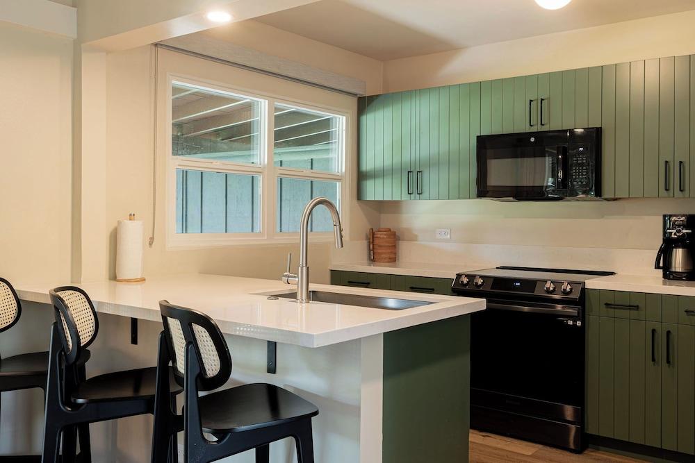 Royal Lahaina Bungalows & Spa photo 8