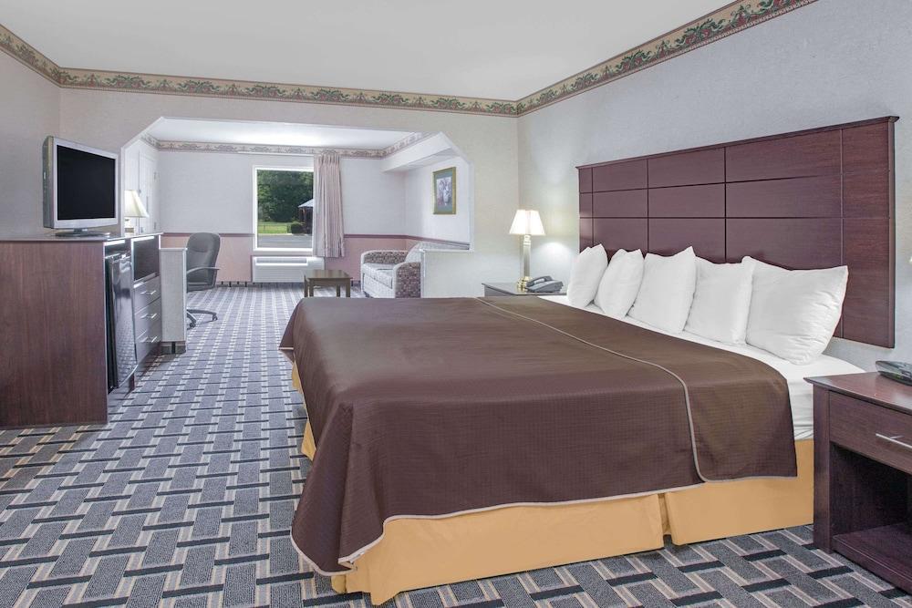 Days Inn & Suites by Wyndham Pine Bluff photo 5