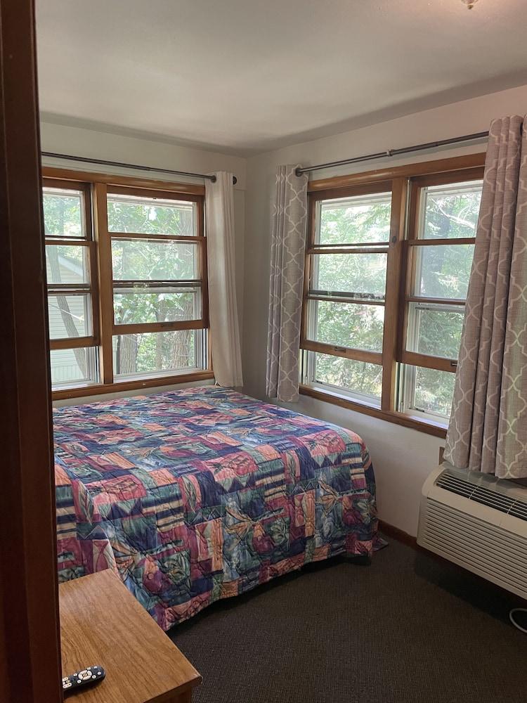 Lakeside Motel photo 35