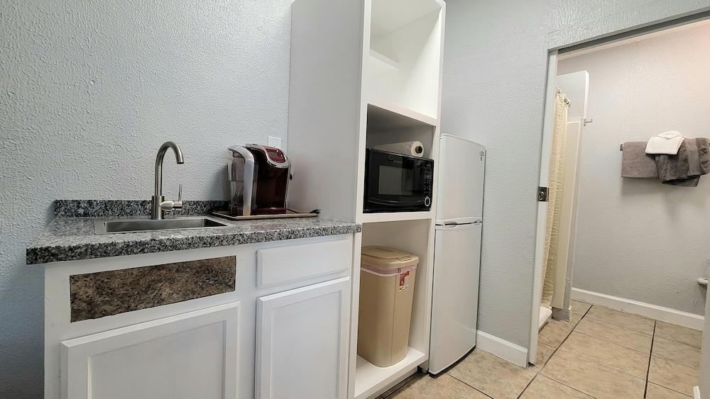 Barefoot Mailman Inn & Suites photo 65