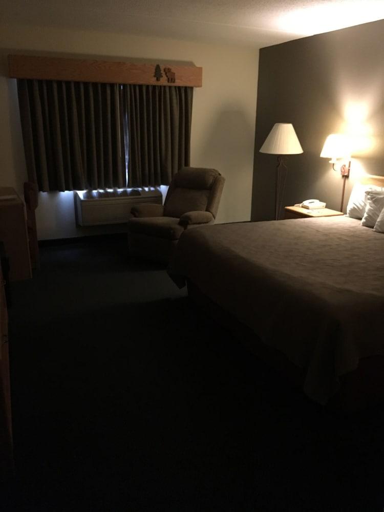 Moose Lake Lodge & Suites photo 7