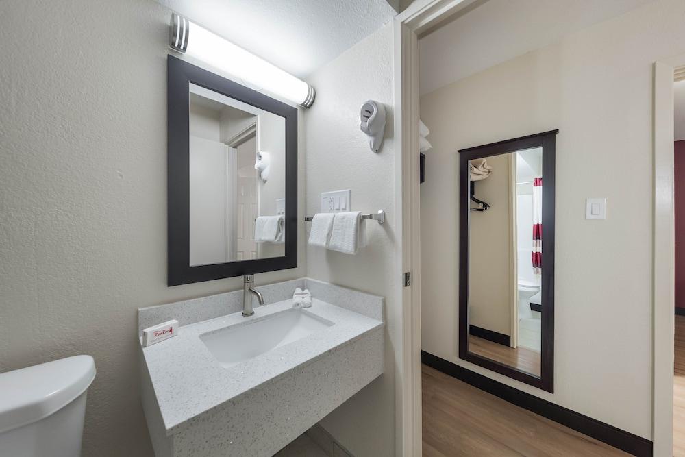 Red Roof Inn & Suites Denton photo 8