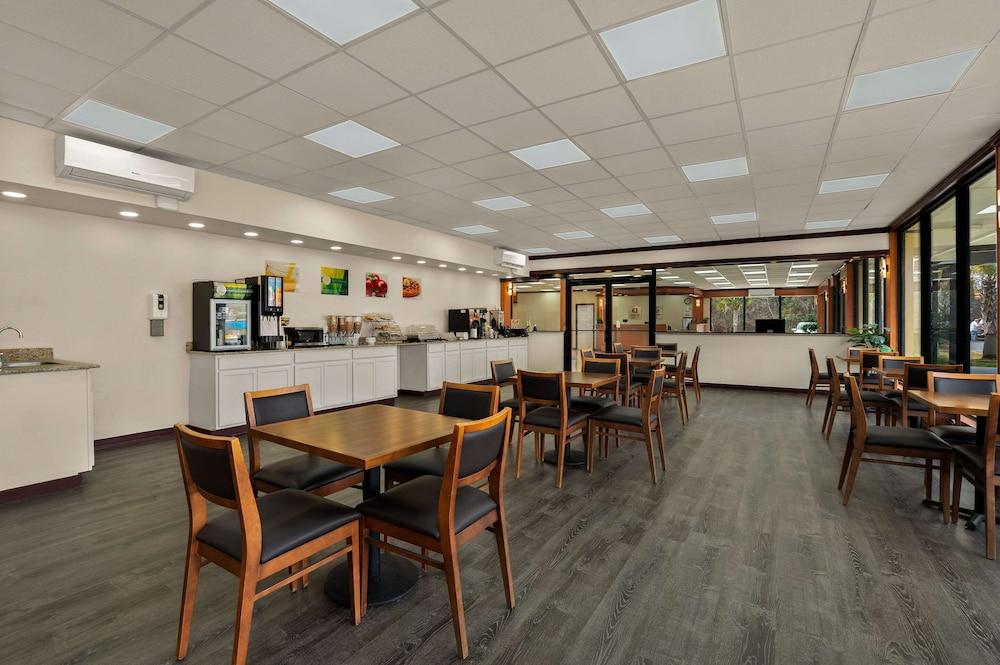 Econo Lodge Yemassee photo 36