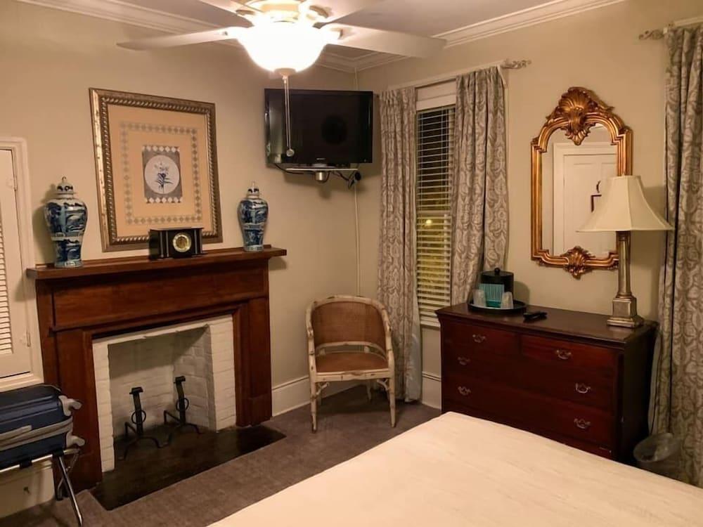 Carriage House Inn photo 19