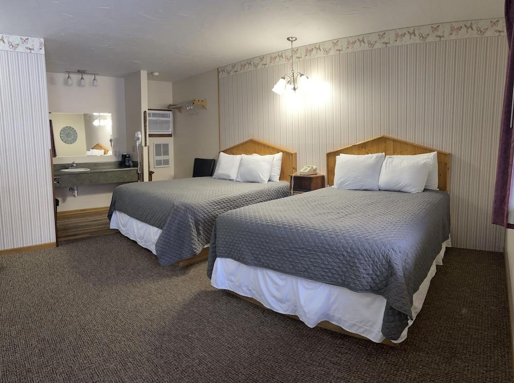 Cedar Wood Inn photo 53