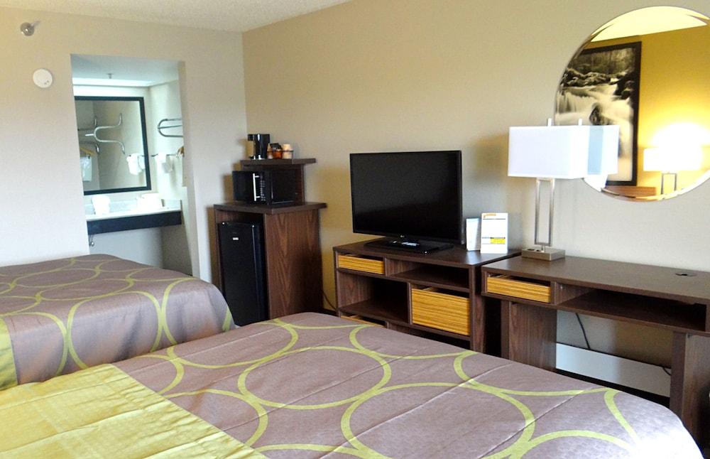Super 8 by Wyndham Pigeon Forge Dollywood Lane photo 7
