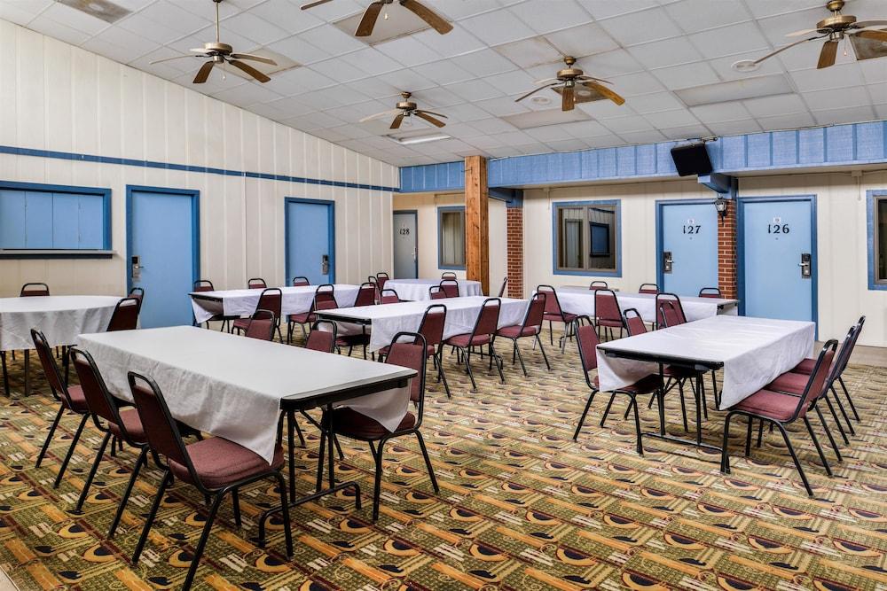 Americas Best Value Inn Ellsworth photo 20