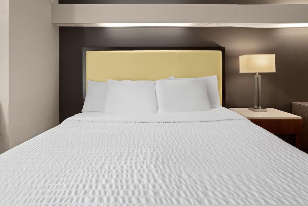 Americas Best Value Inn & Suites Racine photo 14
