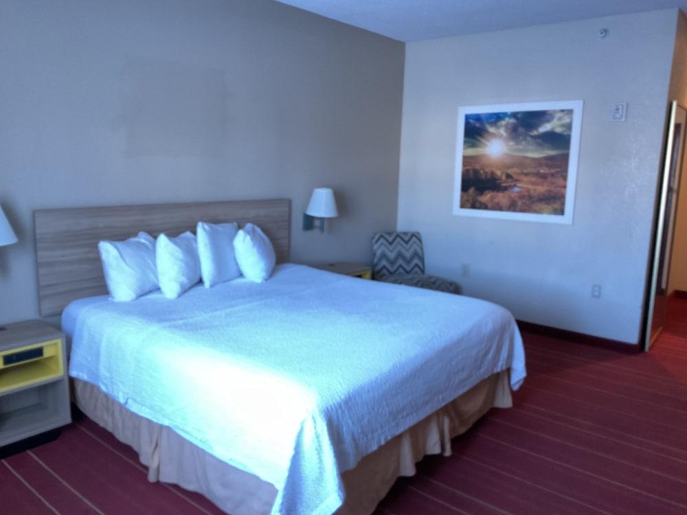 Days Inn by Wyndham Colorado Springs Airport photo 11