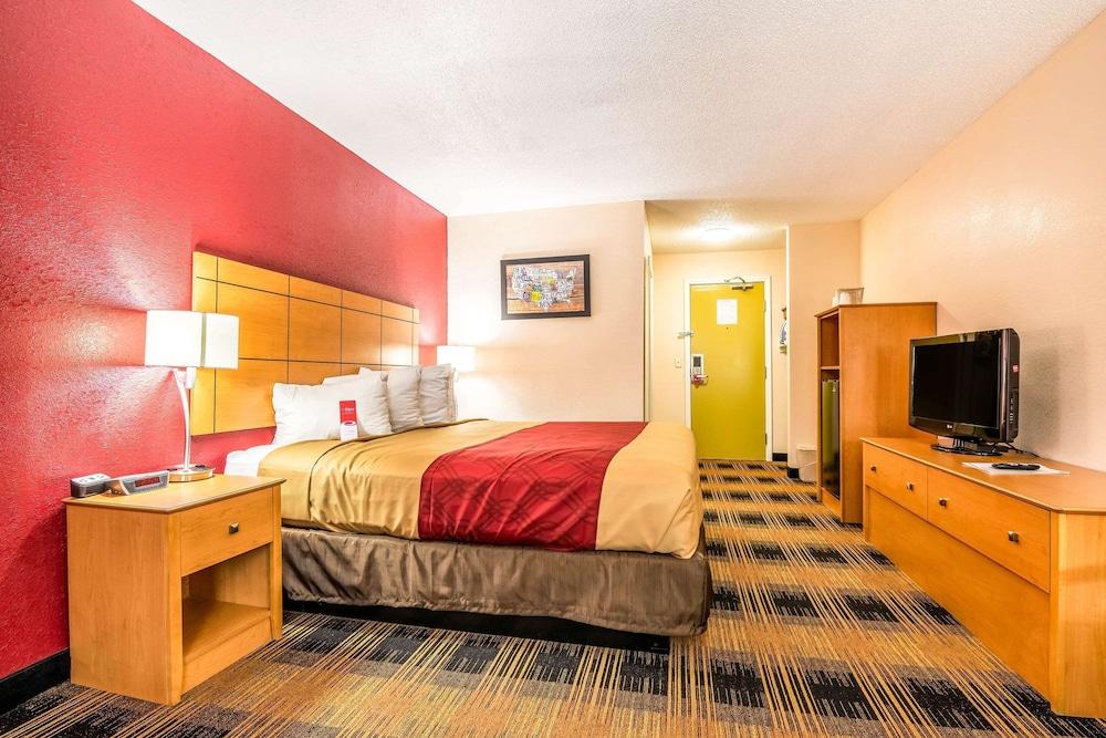 Econo Lodge Topeka at Wanamaker photo 8