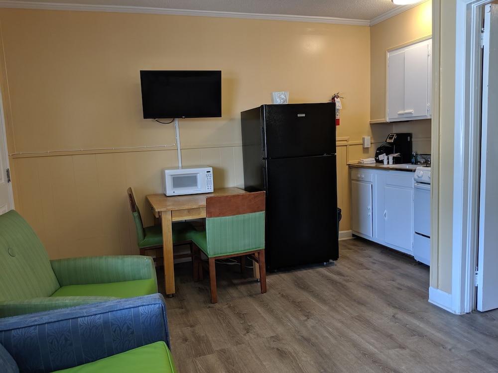 Colonial Inn Motel photo 22