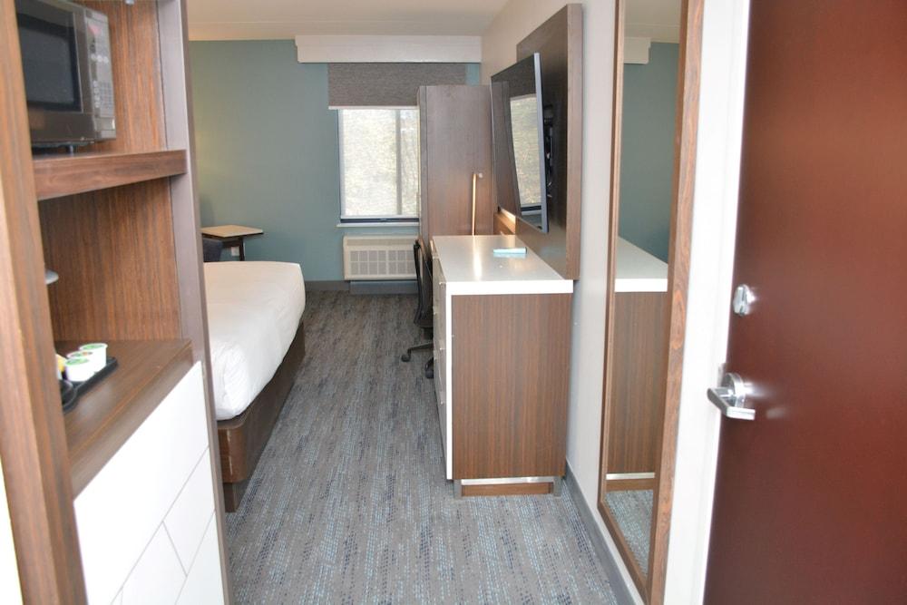Four Points by Sheraton Fayetteville Fort Bragg photo 2