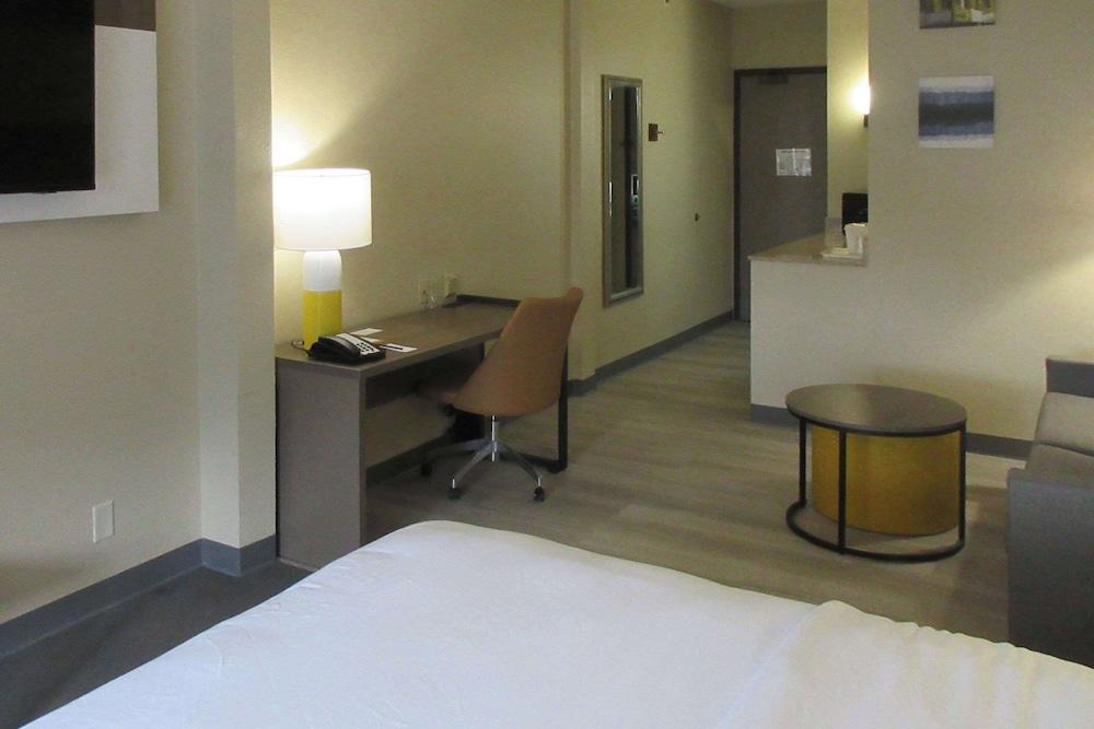 Comfort Suites Stevens Point photo 18