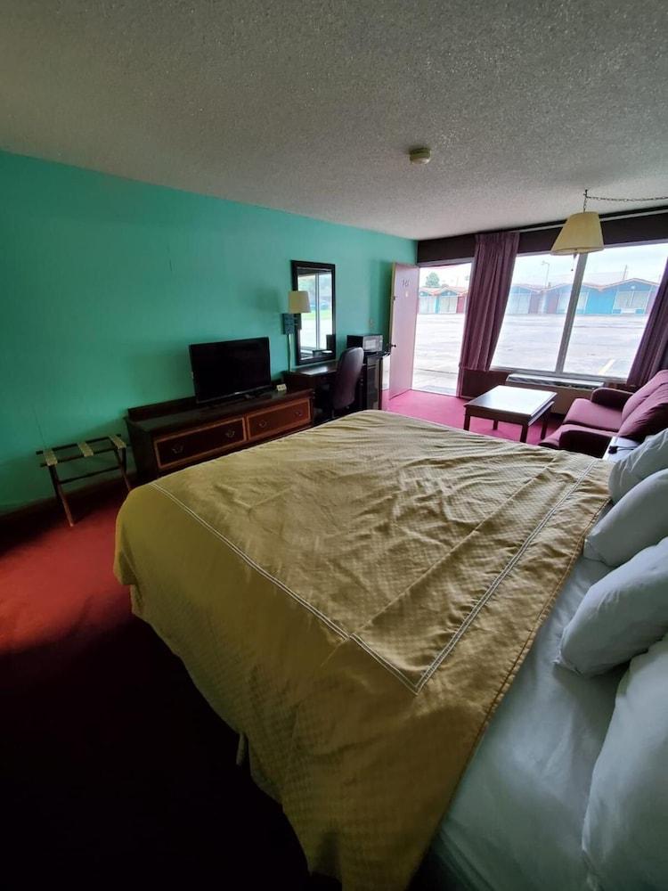 Gray Plaza Motel photo 14