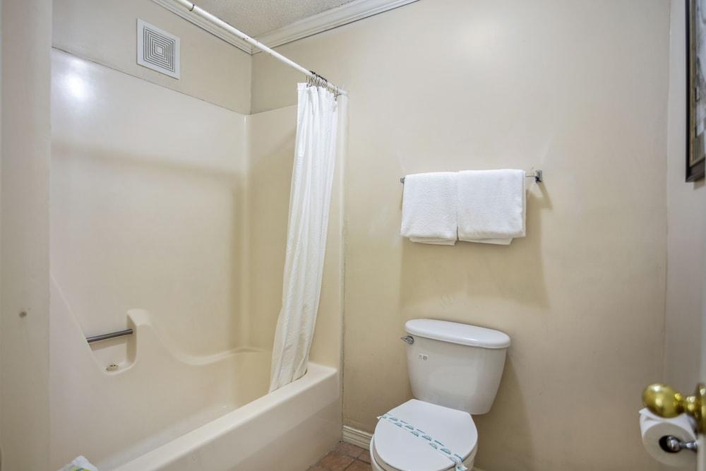 Edgewater Inn photo 5