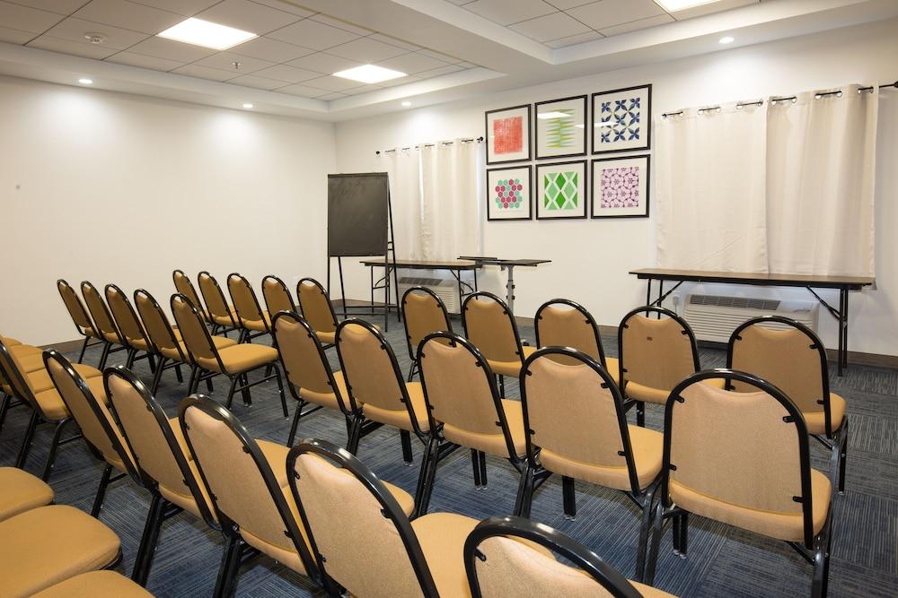 Holiday Inn Express Hotel & Suites Hesperia by IHG photo 20