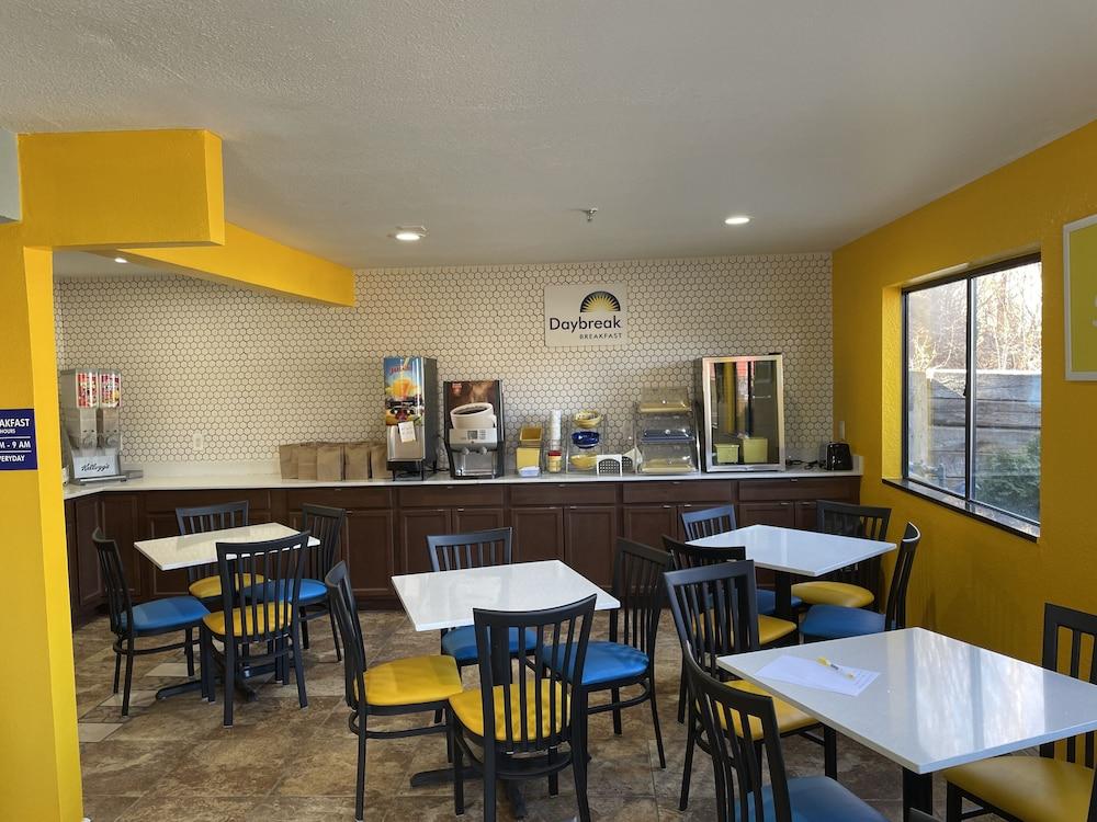 Days Inn by Wyndham Ruidoso Downs photo 5