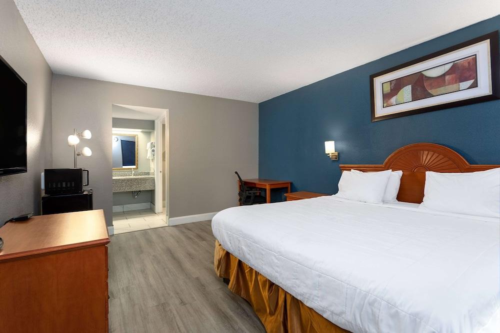 Baymont by Wyndham Marianna photo 17