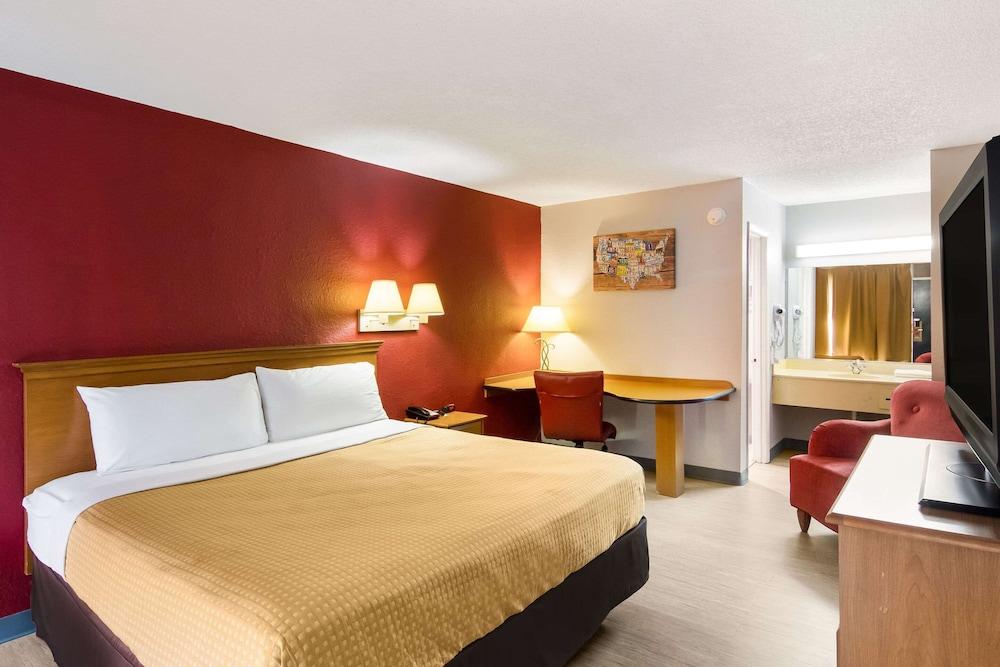 Econo Lodge photo 13