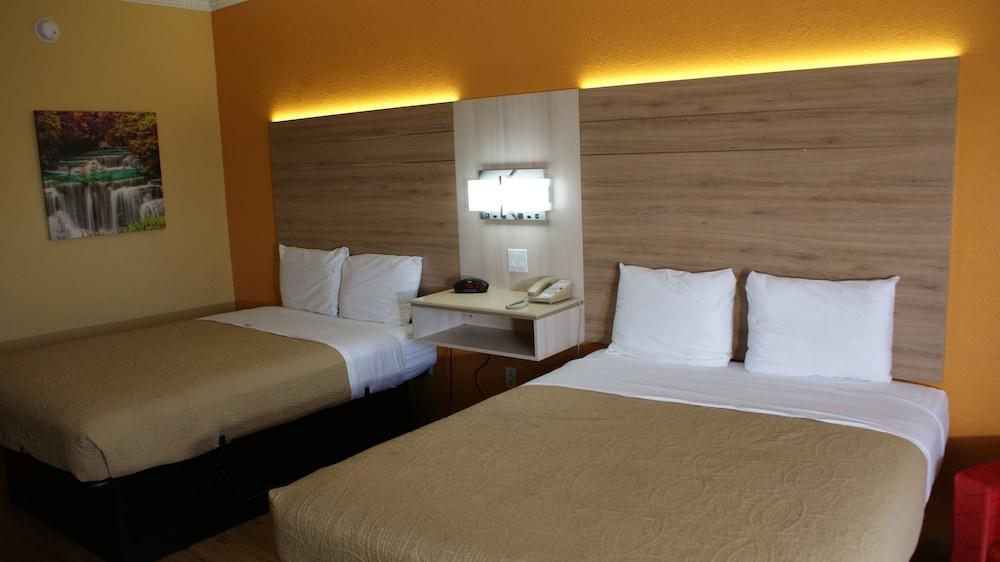 HomeTown Inn & Suites photo 9