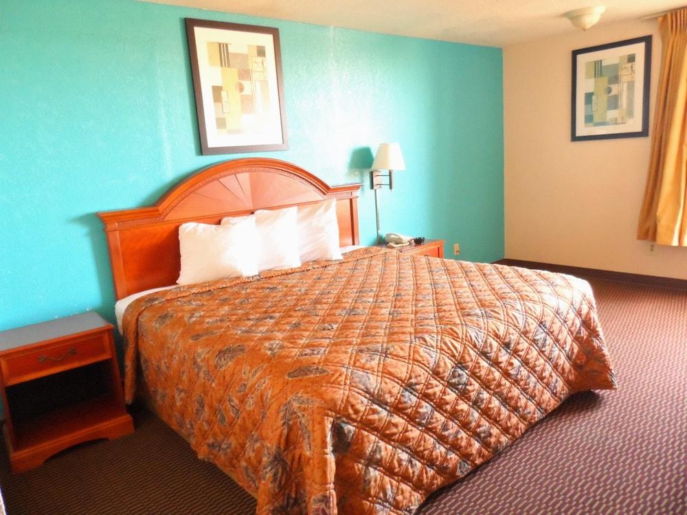 Courtesy Inn photo 13