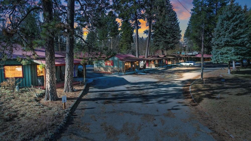 Cedar Village Motel photo 1