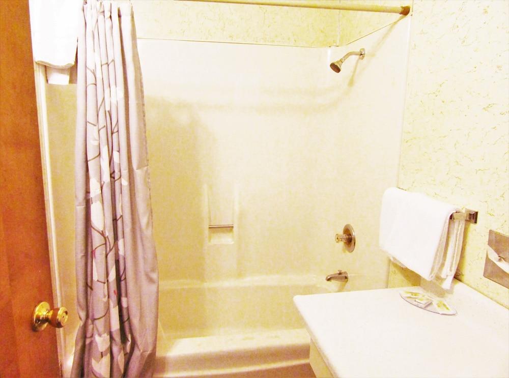 Traveler's Inn Motel photo 8