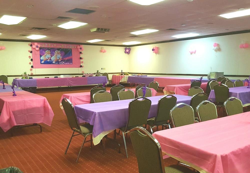 Trade Winds Central Inn photo 31