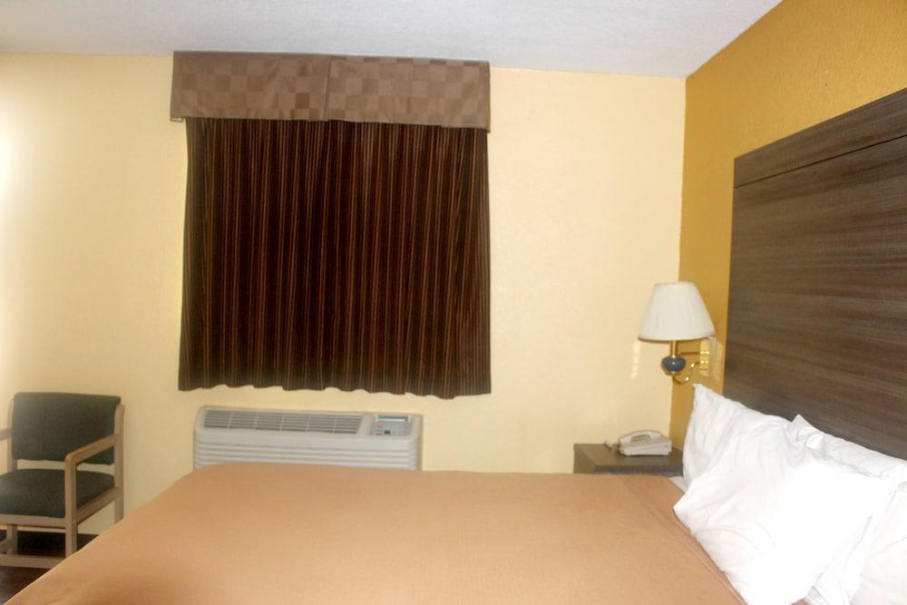 Village Inn Cotulla photo 10