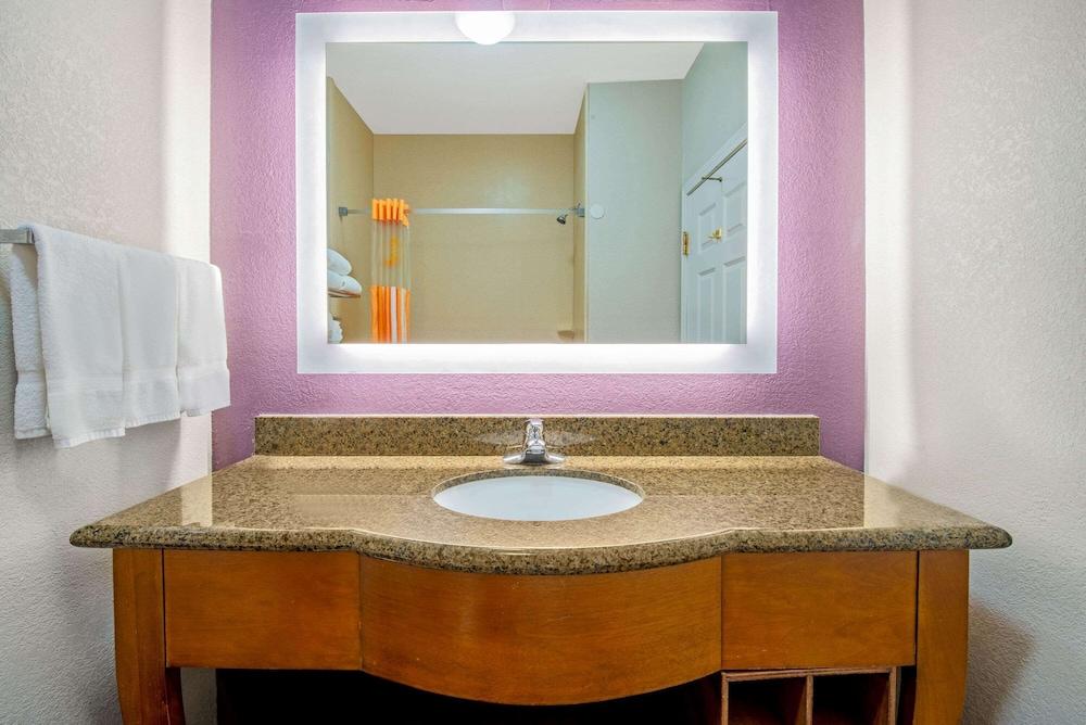 La Quinta Inn & Suites by Wyndham Gainesville photo 27