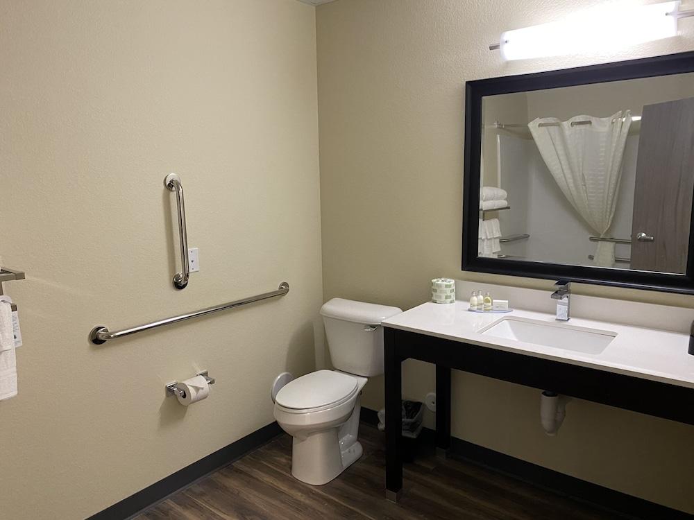 Cobblestone Inn & Suites - Forest City photo 11