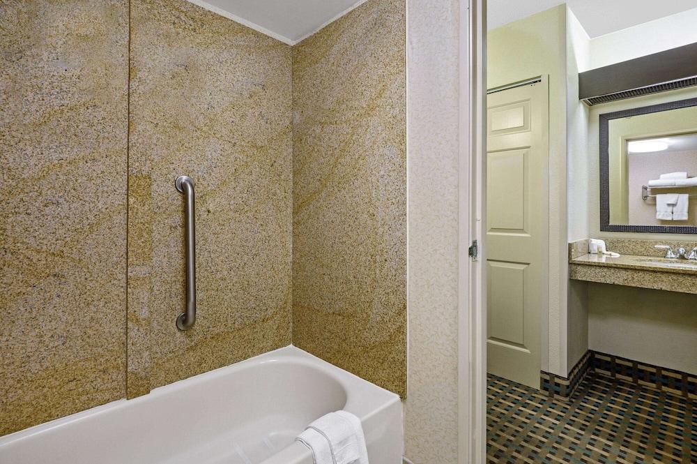 La Quinta Inn by Wyndham Columbia SE / Fort Jackson photo 20