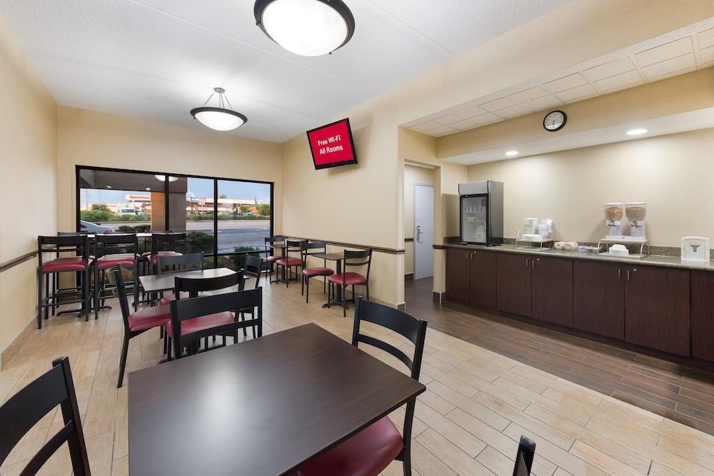 Red Roof Inn & Suites Columbus - West Broad photo 16