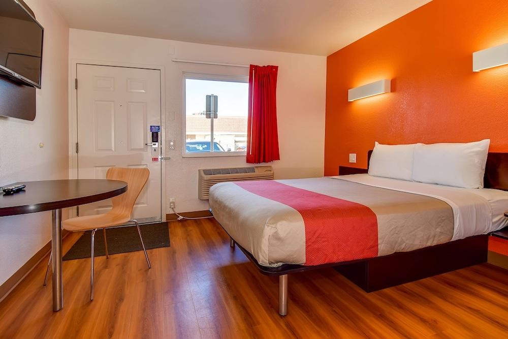 Motel 6 Riverside, CA - South photo 13