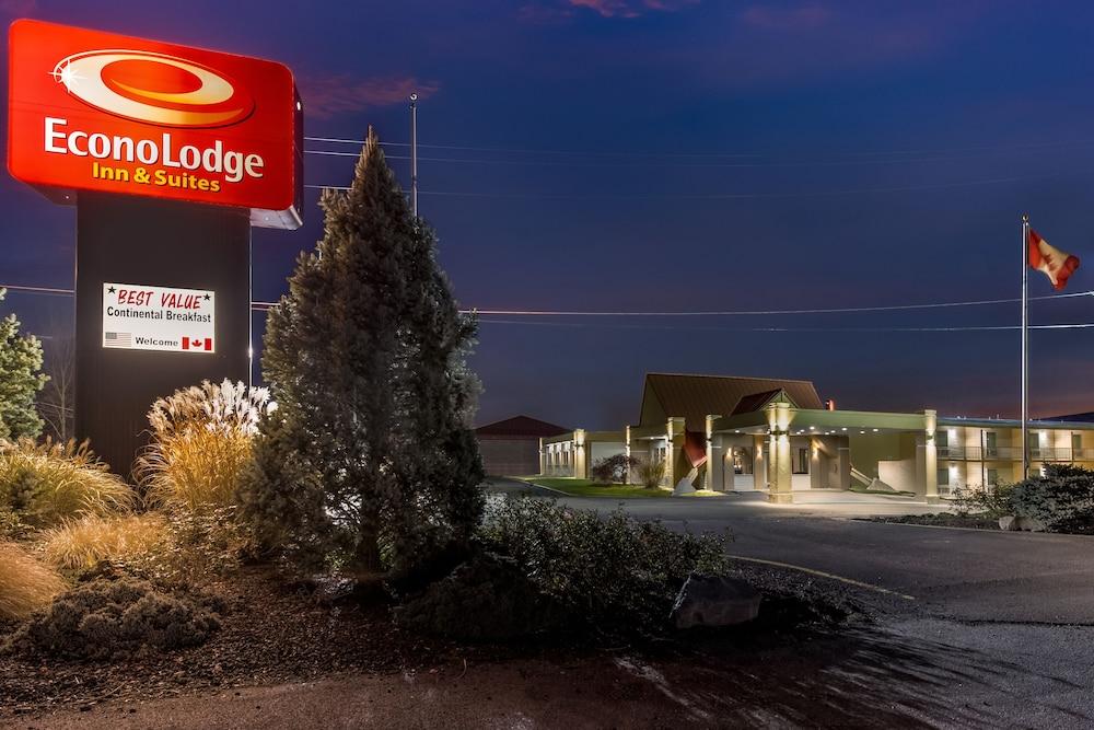 Econo Lodge Inn And Suites photo 28
