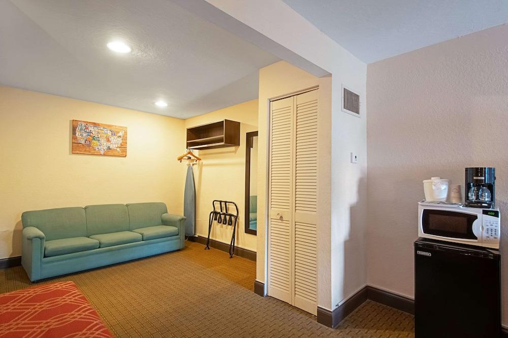 Econo Lodge Inn & Suites Clearwater Central photo 11