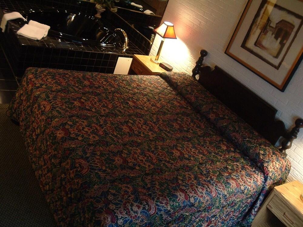 Colonial Inn Motel photo 26