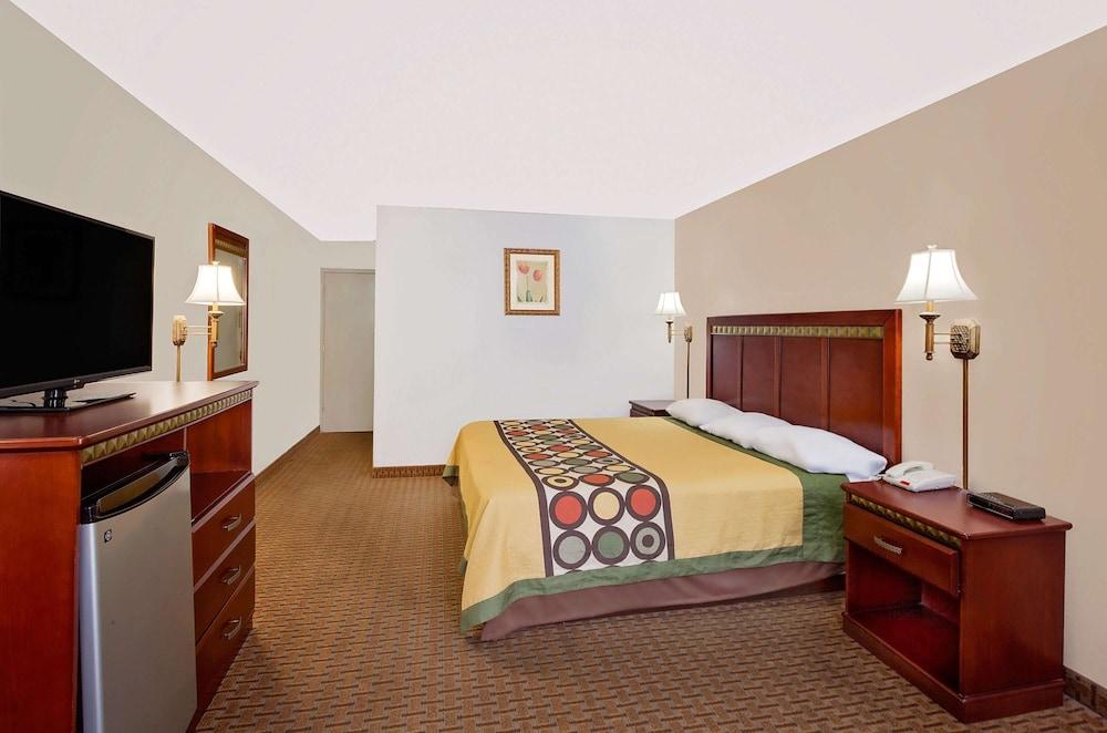 Super 8 by Wyndham Plainview photo 7