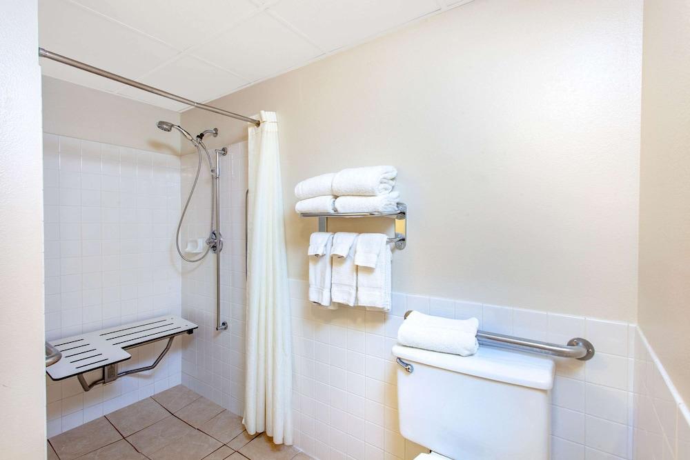 AmericInn by Wyndham Willmar photo 5
