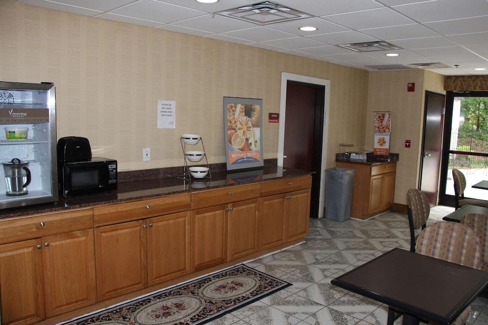 Jameson Inn and Suites Riverdale photo 27