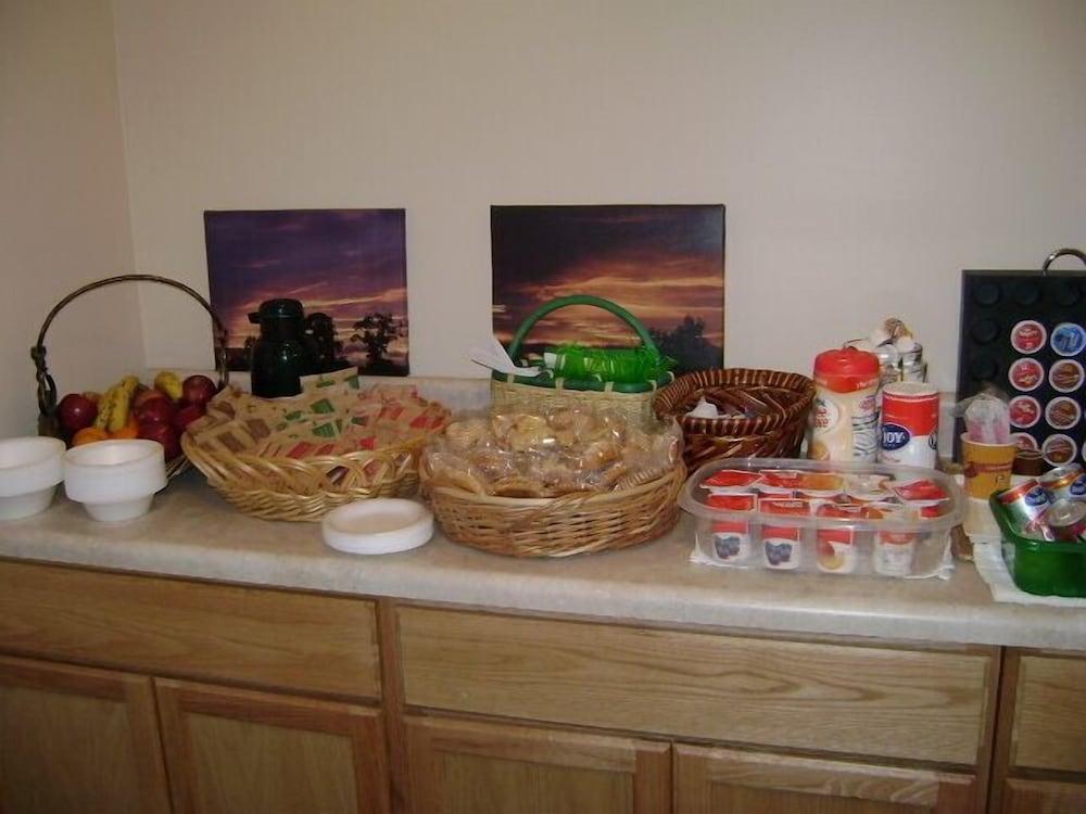 Douglas Inn & Suites photo 46
