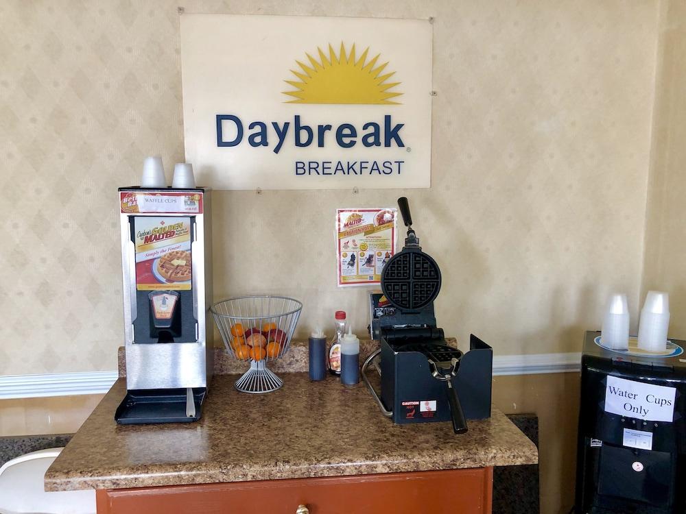 Days Inn by Wyndham Manning photo 18