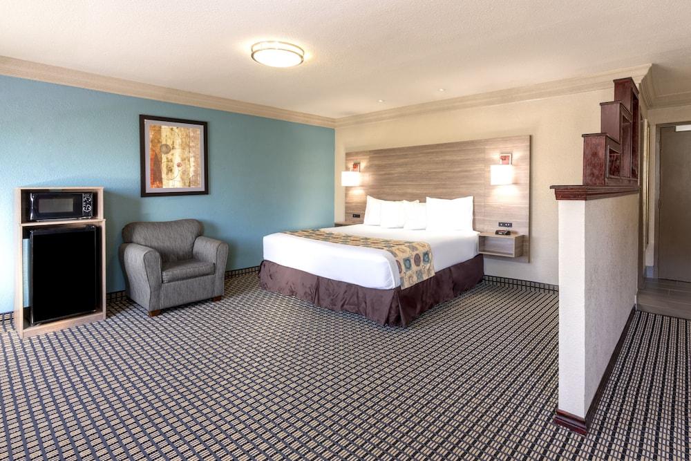 Ramada by Wyndham Houston Intercontinental Airport South photo 14