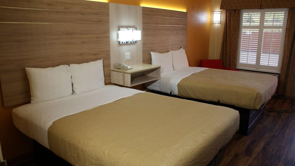 HomeTown Inn & Suites photo 33